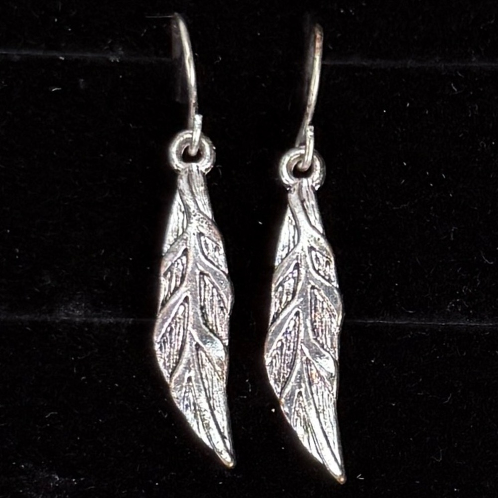 Silvertone Lightweight Leaf Dangle Pierced Earrin… - image 5